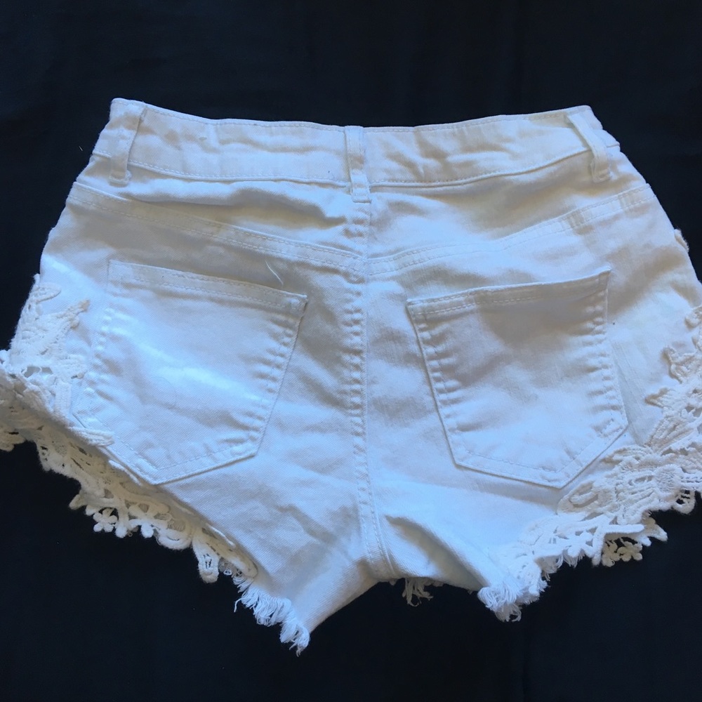 Short shorts - Picture 2 of 3